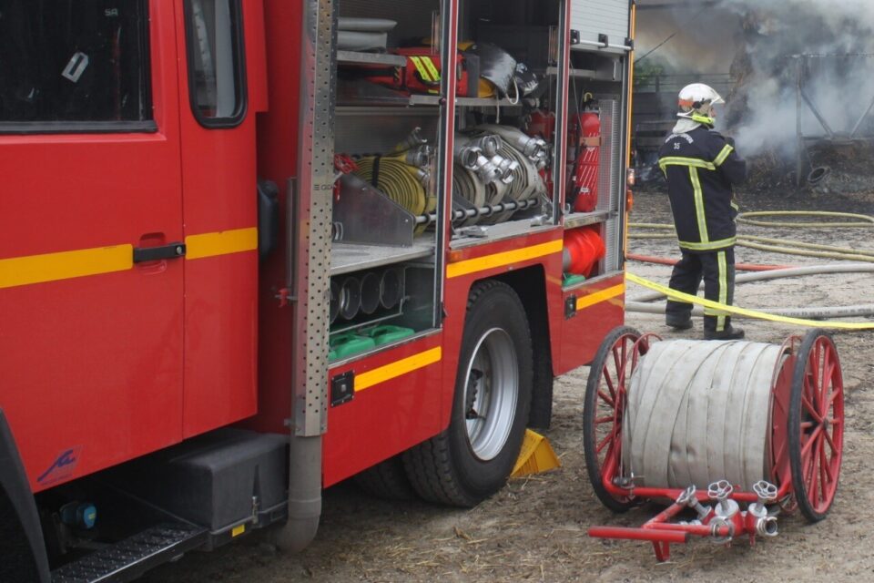 Pompier sur un incendie dans un hangar