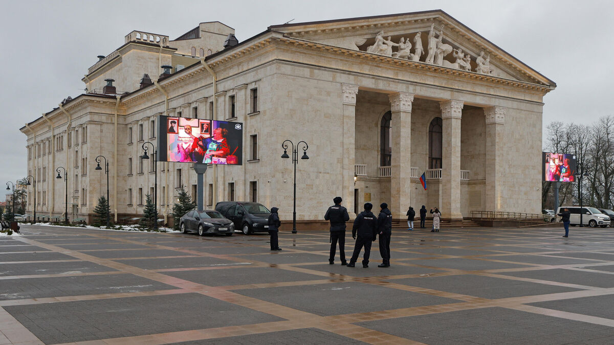 Vue du théâtre de Marioupol rouvert