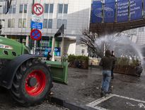 Blocage lié à l’accord commercial et aux tensions