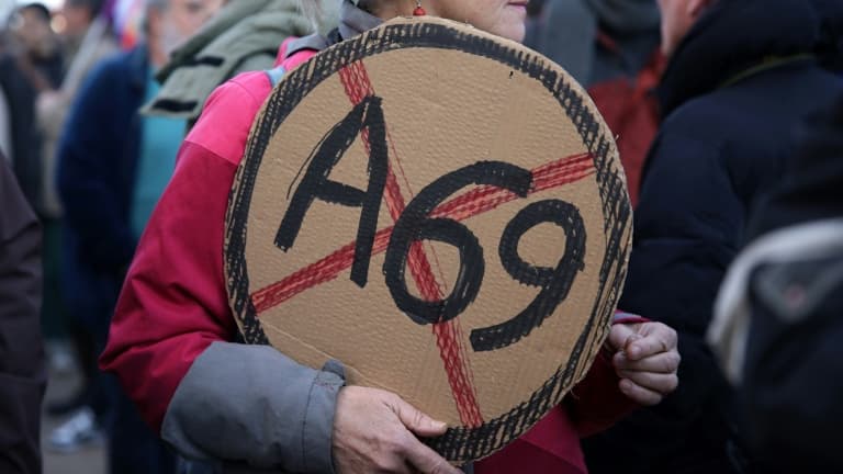 Manifestation autour de l'autoroute A69 à Toulouse