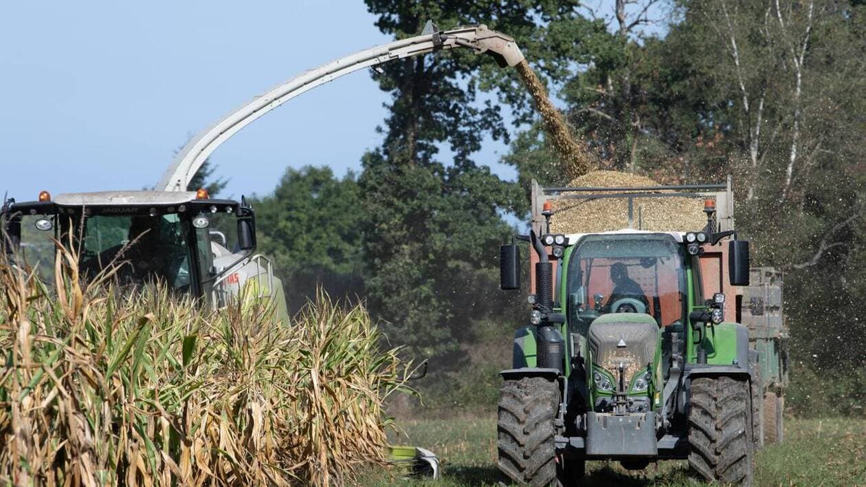 Tracteur moderne dans une exploitation agricole