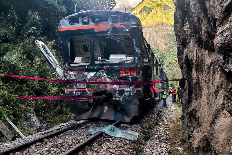 Un des deux trains accidentés sur la ligne du Machu Picchu, Pérou