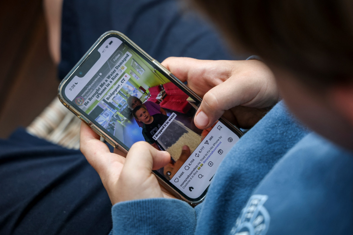 Illustration des d e9bats sur l e2Interdiction des r e9seaux sociaux chez les jeunes