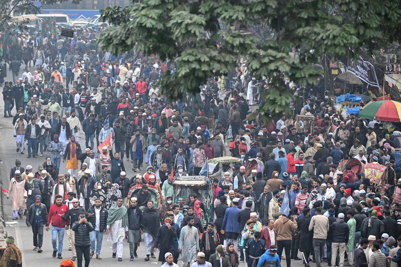Foule arrivée aux funérailles nationales de Khaleda Zia
