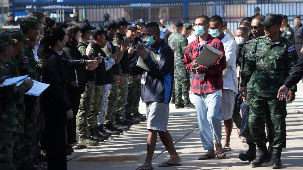 Soldats cambodgiens et thaïlandais près de la frontière