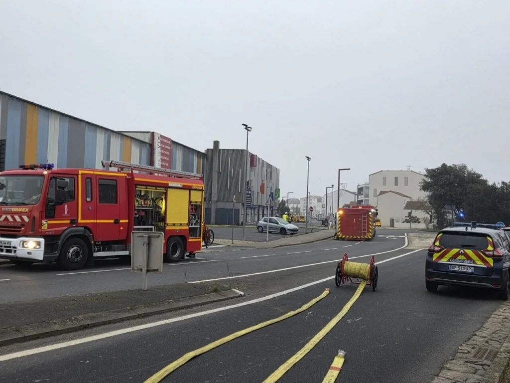 Incendie aux Halles de la Vie à Saint-Gilles-Croix-de-Vie : intervention massive des pompiers