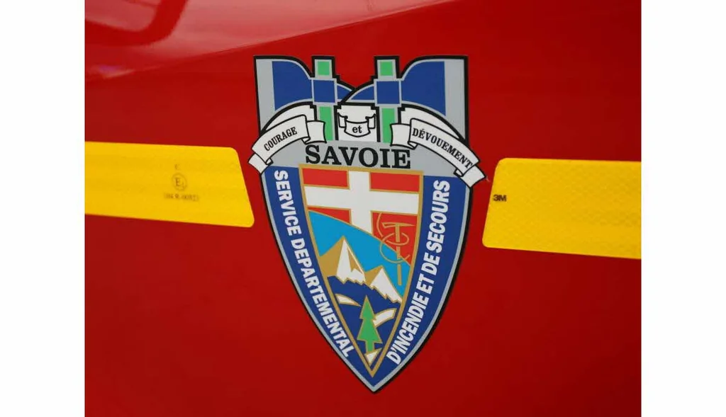 Savoie: camion-benne percutant un arbre et finissant dans une rivière