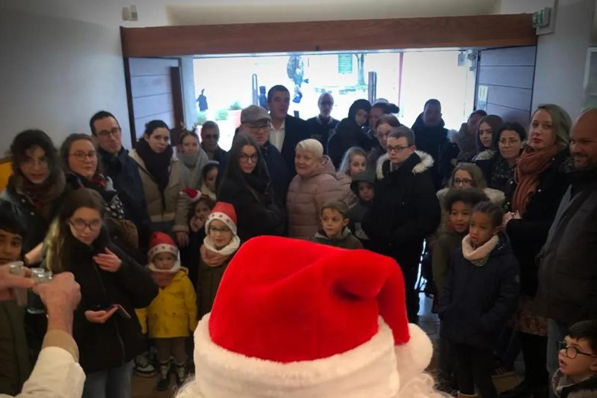 Le Père Noël multiplie les apparitions: musée et maternelle