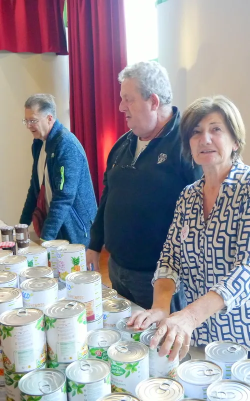 Le Père Noël vert distribue jouets à Rochechouart