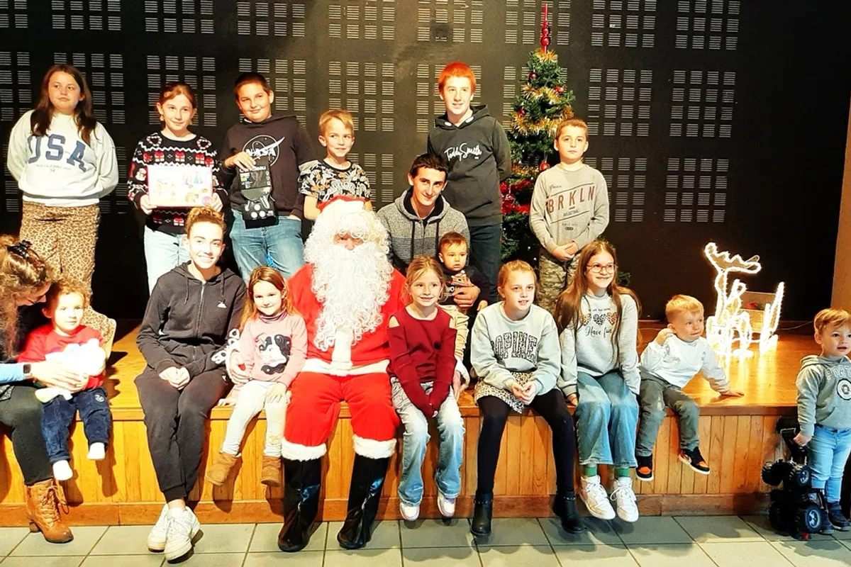 Le Père Noël visite Laroche-près-Feyt et promet un retour