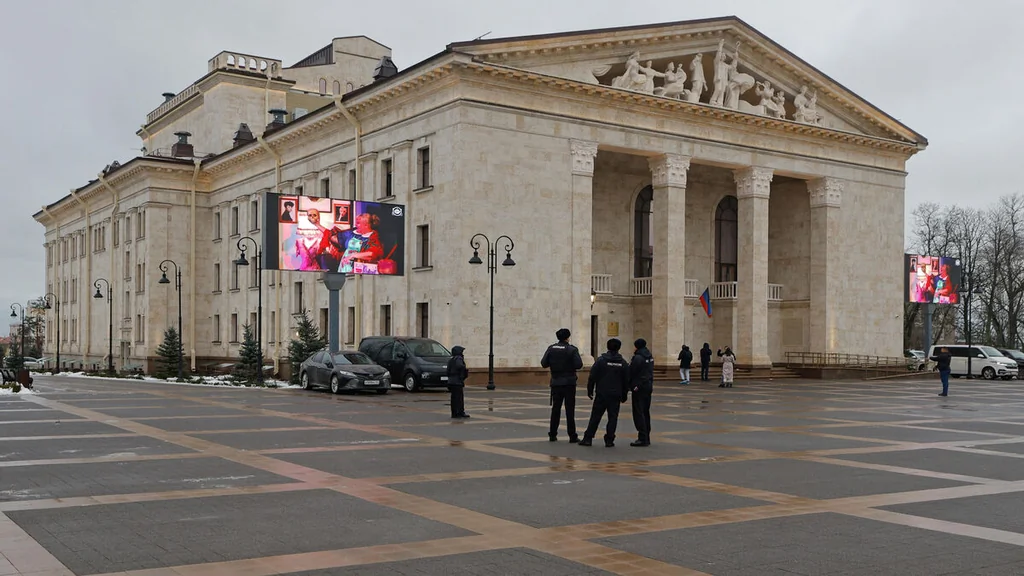Le théâtre de Marioupol rouvre dans la zone occupée
