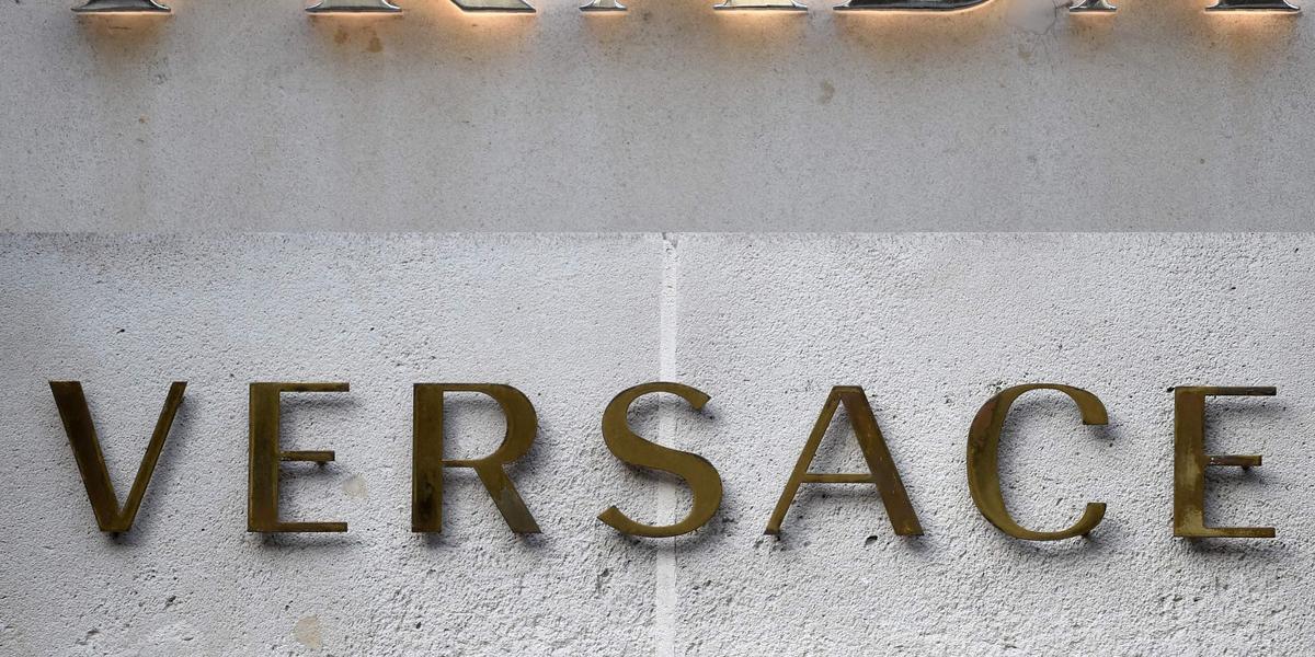 Sacs et articles de luxe dans un atelier