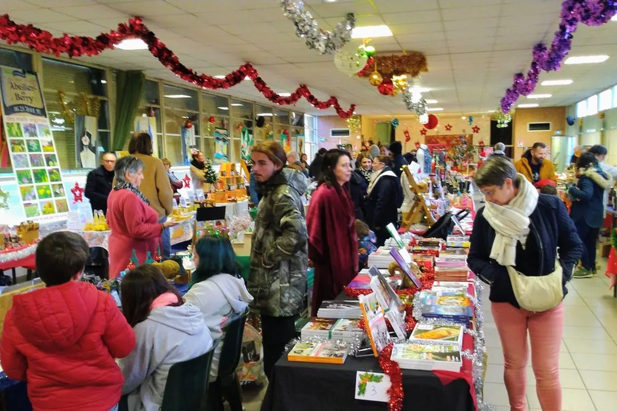 Public et stands au marché de Bruère-Allichamps