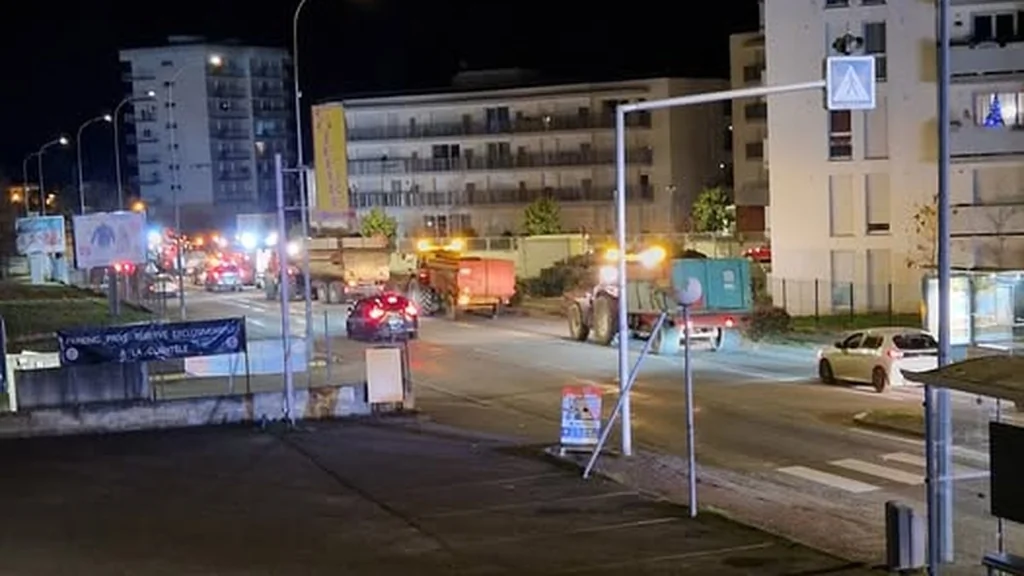Montauban : manifestation d'agriculteurs avec tracteurs en tension
