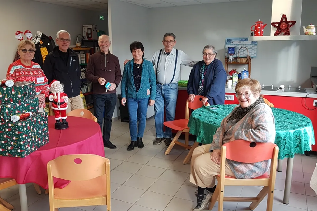 Noël partagé: le Secours populaire distribue des cadeaux et repas