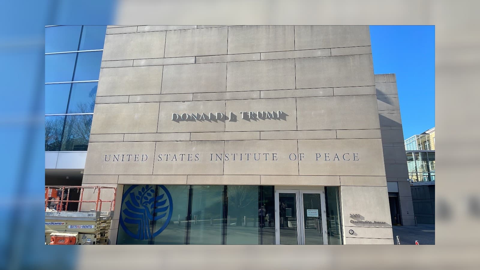 Nom Donald Trump sur la façade