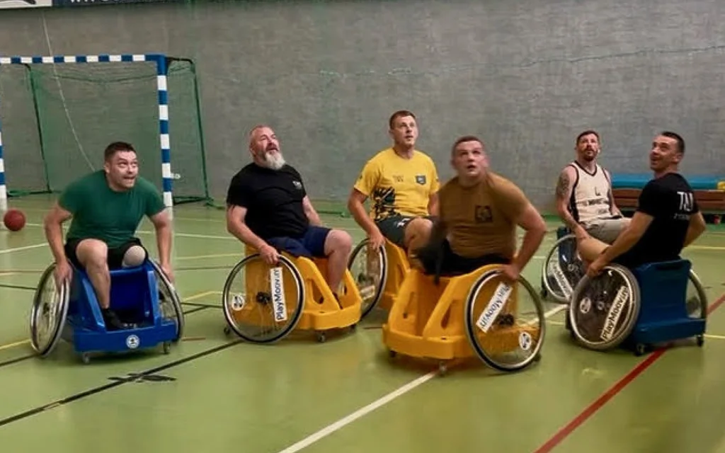 PlayMoovin' livre 100 fauteuils roulants de sport pour blessés ukrainiens