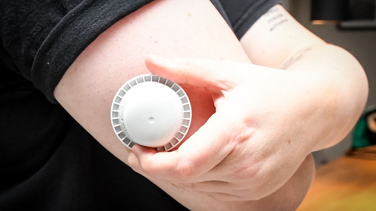 Femme diabétique mesurant son taux de glycémie