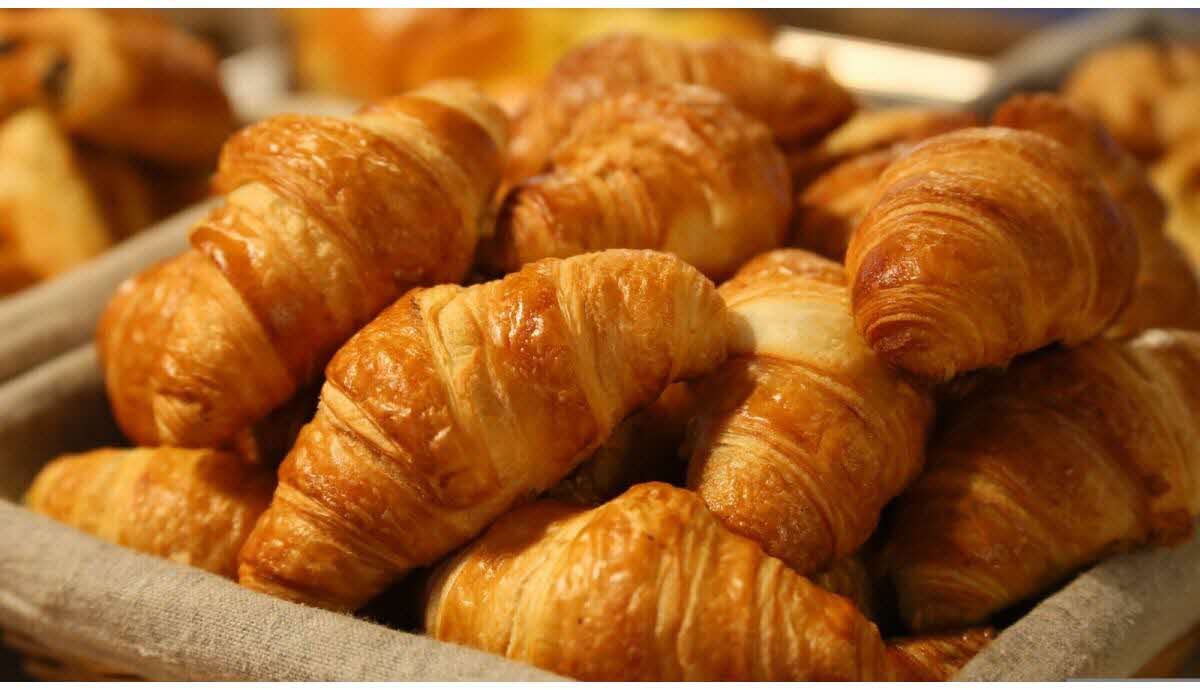Famille suisse à la frontière avec deux croissants