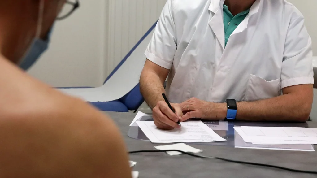 Tarifs des médecins spécialistes: hausses le 1er janv. 2026