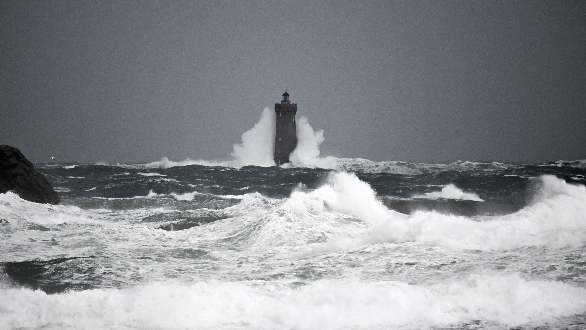 Vagues frappant le phare du Four au large du Finistère