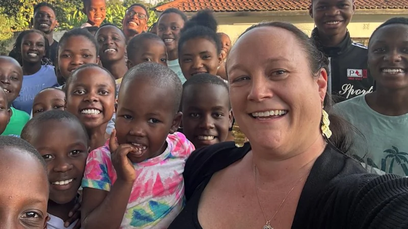 Une Australienne sauve des enfants vulnérables en Tanzanie : un exemple d'engagement humanitaire