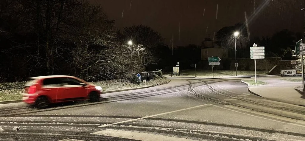 Vigilance neige-verglas et vent: trois départements en alerte Noël 2025