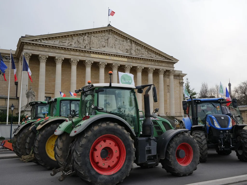 Agriculteurs à Paris : 500 tracteurs devant le Parlement