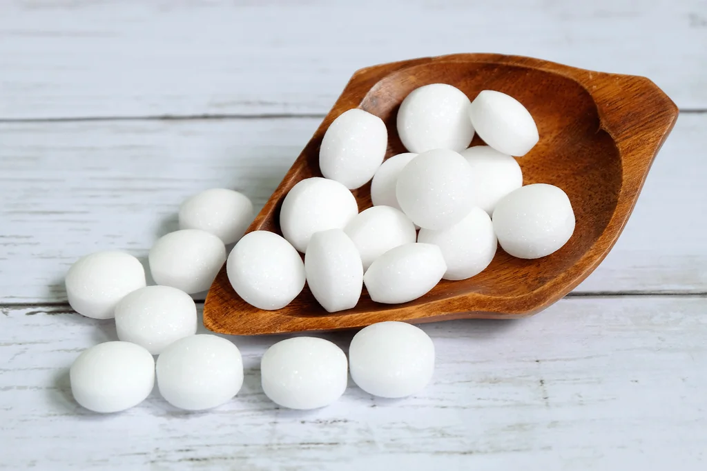 Boules de naphtaline : 7 usages maison et précautions