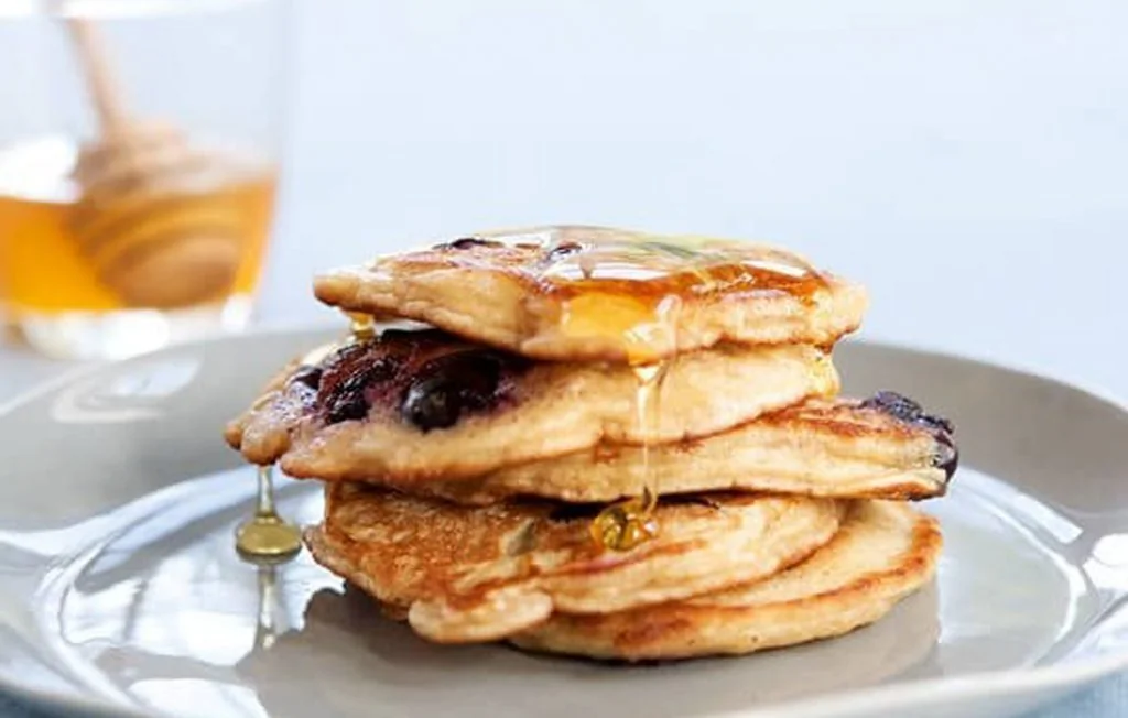 Des crêpes aux myrtilles végétariennes et moelleuses