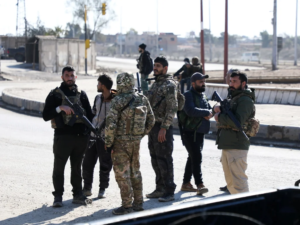 Drones inconnus frappent le SDF à Qamishli, renforts vers Ain al-Arab