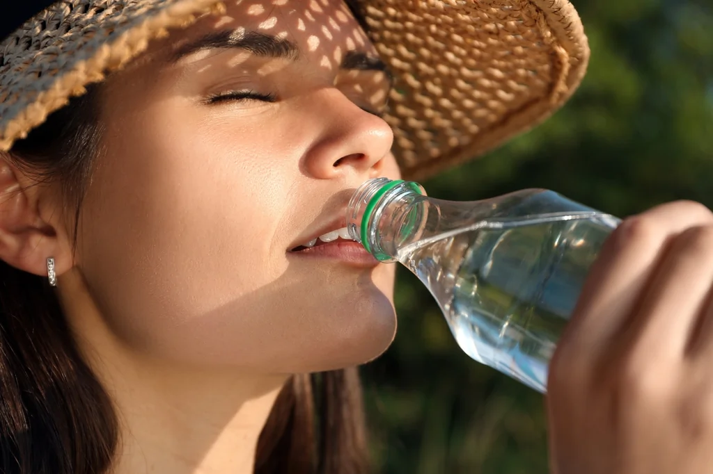 Eau plate ou gazeuse : quelle est la meilleure pour s’hydrater en canicule ?