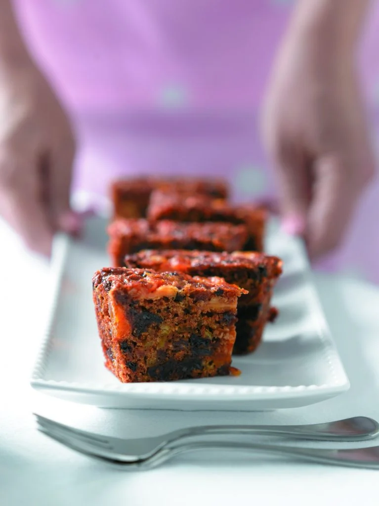 Gâteau aux fruits moelleux, parfait pour le dessert.