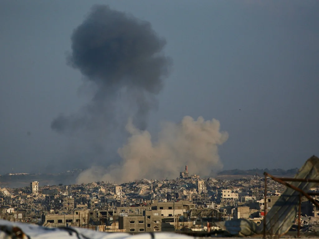 Khan Younes : un mort et des inondations submergent des tentes