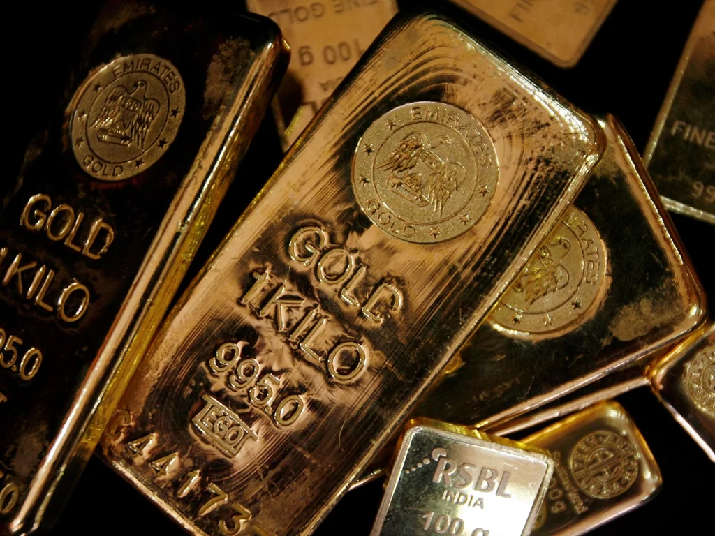 L'or dépasse 5 300 $ pour la première fois, le dollar faiblit
