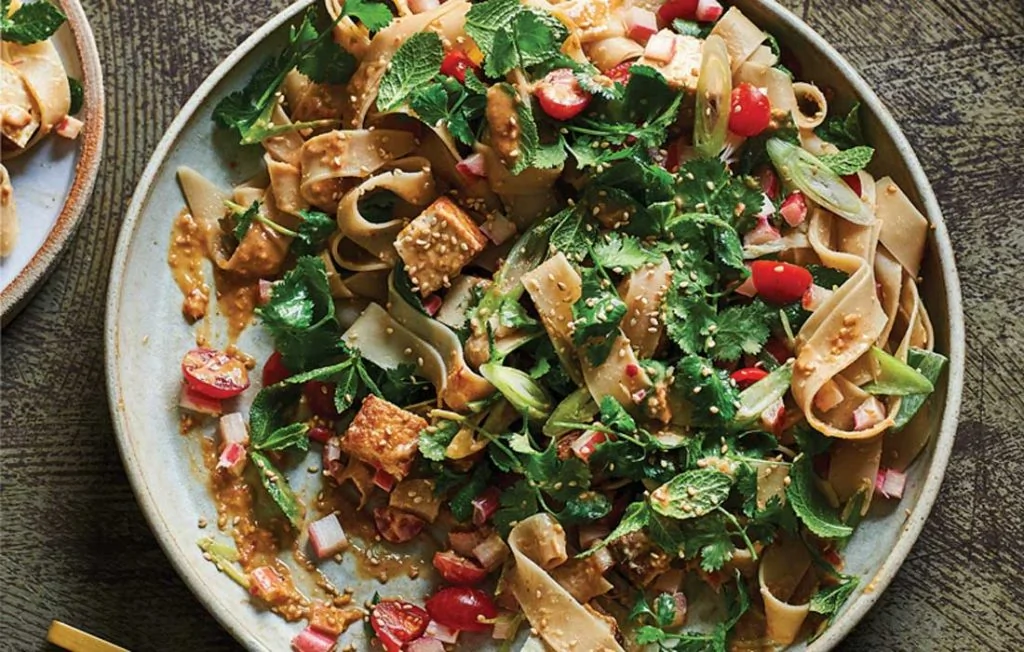 Salade de nouilles aux cacahuètes et tofu