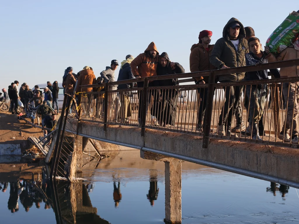 Syrie : 27 450 civils fuient Deir Hafer, 6 défections chez les SDF