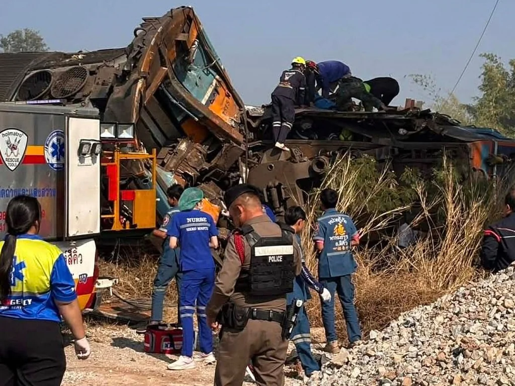 Thaïlande : au moins 22 morts après la chute d'une grue sur un train