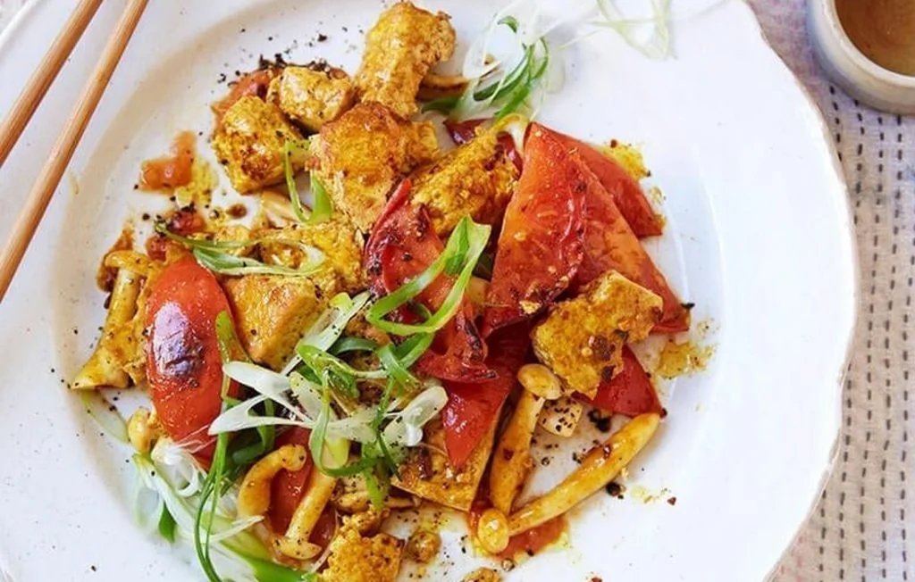 Tofu, tomate, champignons et ciboule brouillés