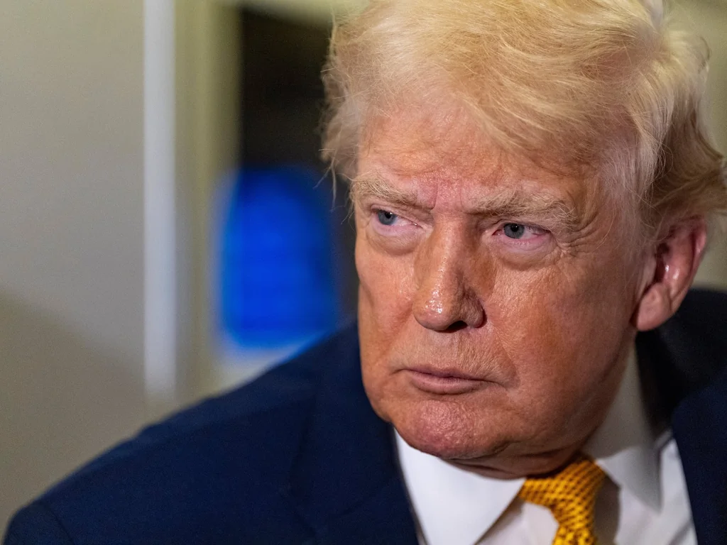 Trump menace les industriels de la défense et exige plafonds salariaux