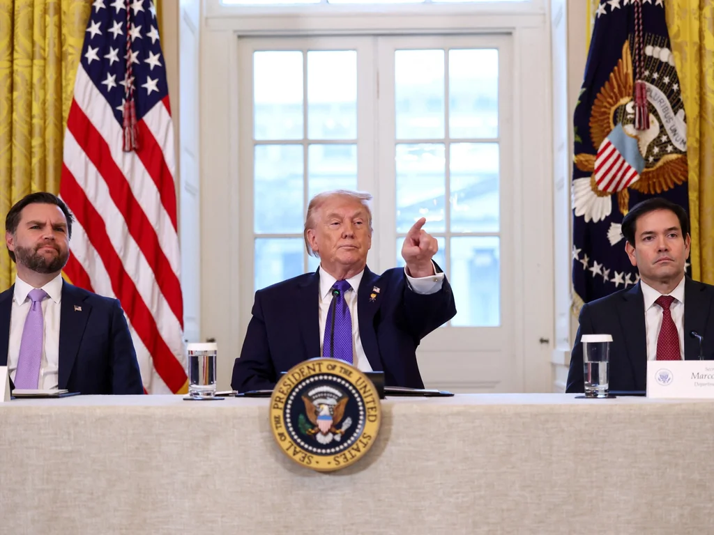 Trump penche pour une option militaire contre l'Iran, Téhéran avertit