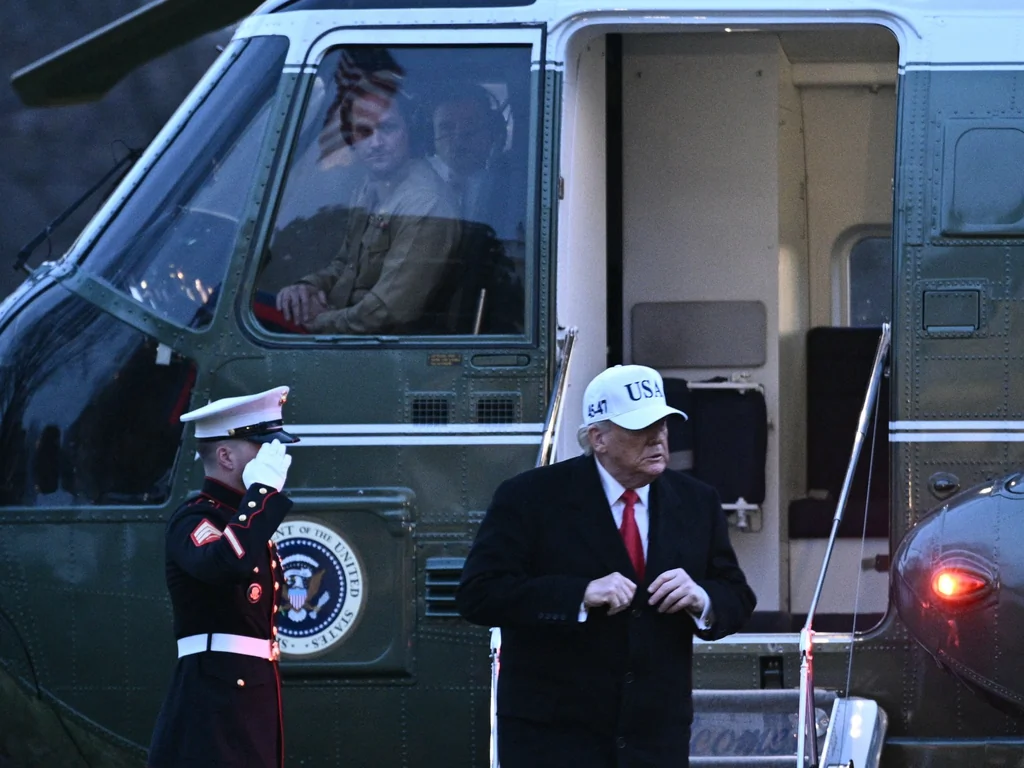 Washington ordonne aux Américains de quitter l'Iran, Trump menace