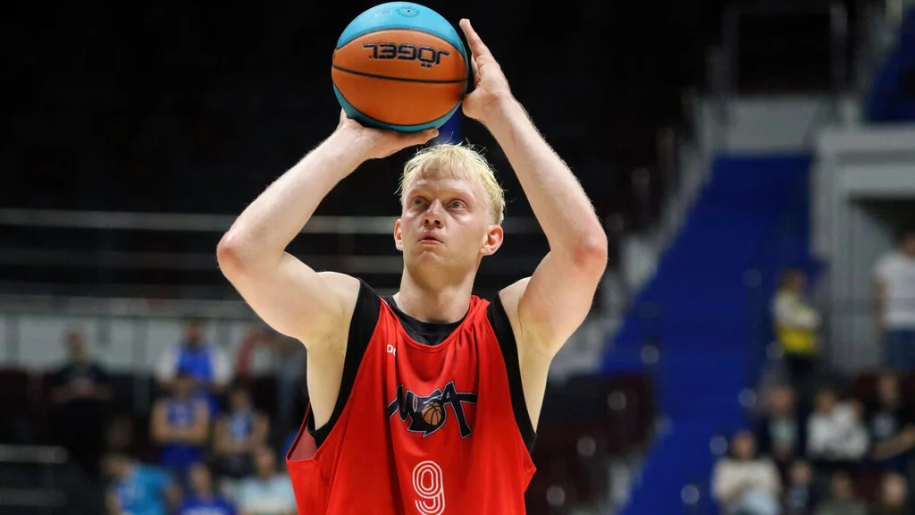 Échange diplomatique : le basketteur russe Daniil Kasatkin retourne en Russie