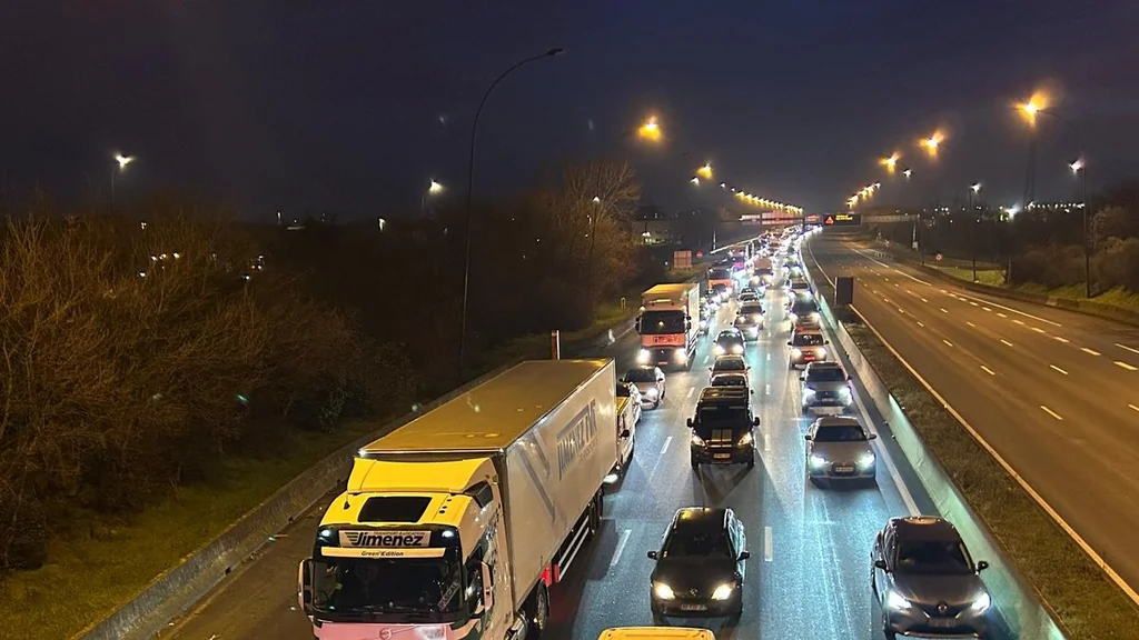 Bloquages des agriculteurs à Toulouse : perturbations sur l'A64