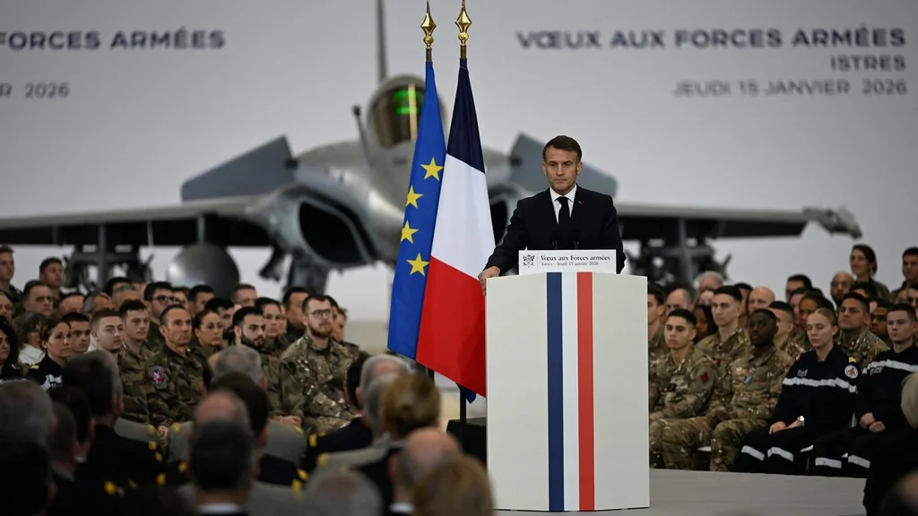 Emmanuel Macron appelle à accélérer la production dans la défense