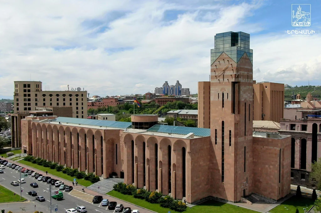 Ex-fonctionnaire de la mairie d'Erevan inculpé pour corruption et blanchiment
