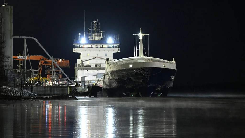 Finlande saisit un navire russe suspecté d’avoir endommagé un câble sous-marin