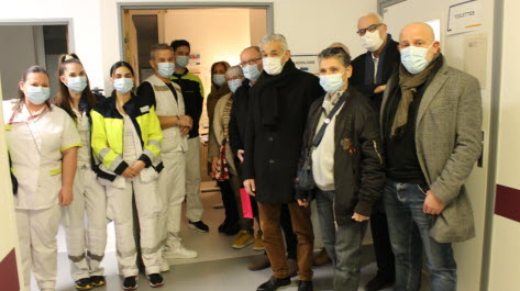 Élus et personnel lors d’une visite des urgences