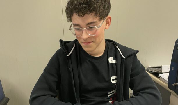 Mahé devant son carnet de vol et ses cartes de navigation