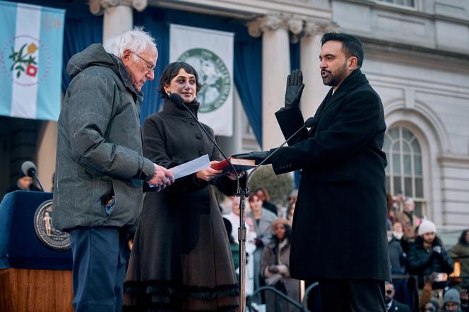 Bernie Sanders prête serment au maire Zohran Mamdani accompagné de Rama Duwaji tenant un coran, le 1er janvier 2026 à New York